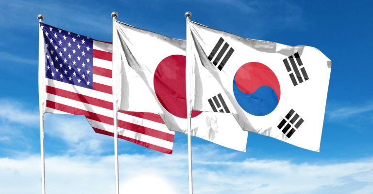 Vending: Banderas de Estados Unidos, Japón y Corea del Sur ondeando sobre un cielo azul