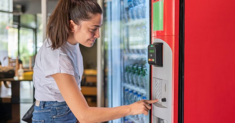 Máquina de vending con servicio de reposición y mantenimiento
